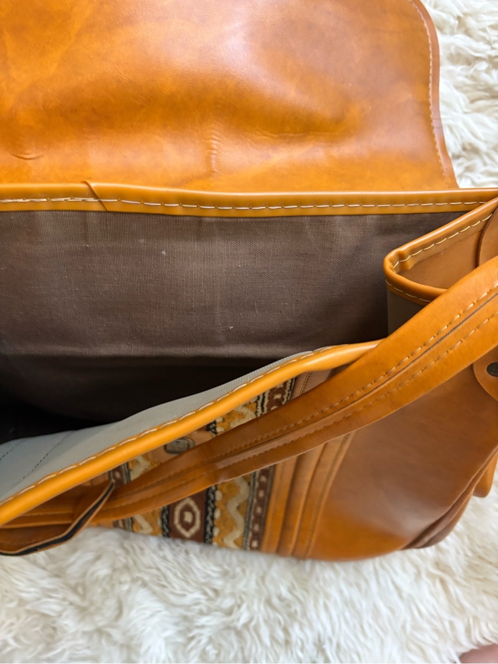Vintage Caramel Brown Shoulder Bag with Patterned Front 🤎☁️☀️ - Picture 5 of 6